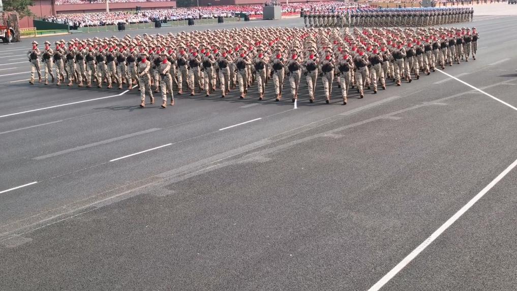 第一视角带你看民兵方队，斜向前进依旧整齐划一