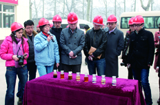 媒體記者與社會監(jiān)督員在生物柴油生產(chǎn)一線