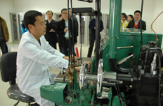 記者觀看工作人員操作柴油檢測設(shè)備