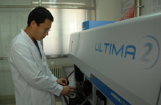 工作人員操作尾氣處理液檢測設(shè)備