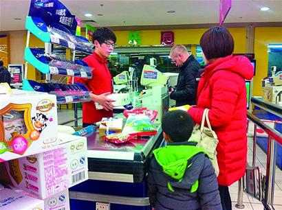 樂購員工稱內部盜竊罰款達百倍 負責人稱記不清