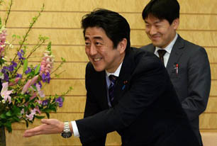 安倍，討來的達沃斯演講