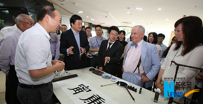 羅杰斯參觀新華網(wǎng)福建分公司。