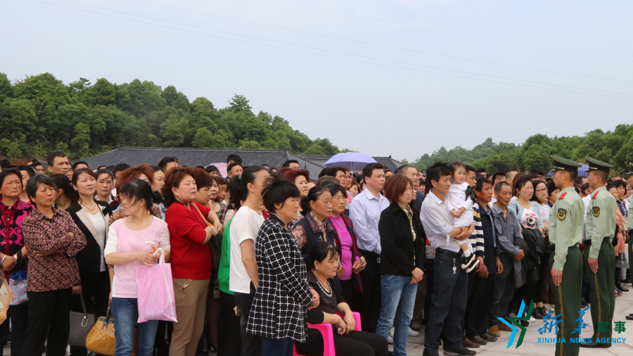 &uarr;資料圖片：張超烈士骨灰安葬儀式現(xiàn)場(chǎng)，岳陽(yáng)的父老鄉(xiāng)親紛紛來(lái)給張超送別。