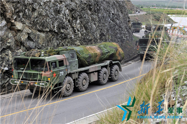 &uarr;向疏散隱蔽地域?qū)嵤└咚贆C(jī)動(dòng)。（宋來(lái)蕤攝）