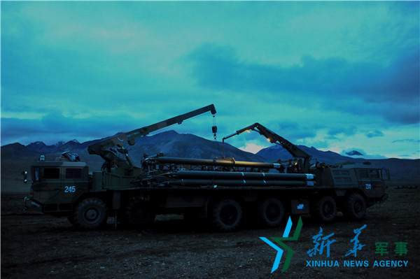 &uarr;昏暗條件下錘煉官兵火箭彈調(diào)裝技能 。（宋來(lái)蕤攝）