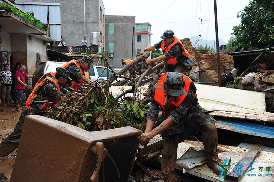 &uarr;第31集團(tuán)軍某裝甲旅官兵幫助長(zhǎng)泰恢復(fù)災(zāi)后秩序。鐘晨菲攝