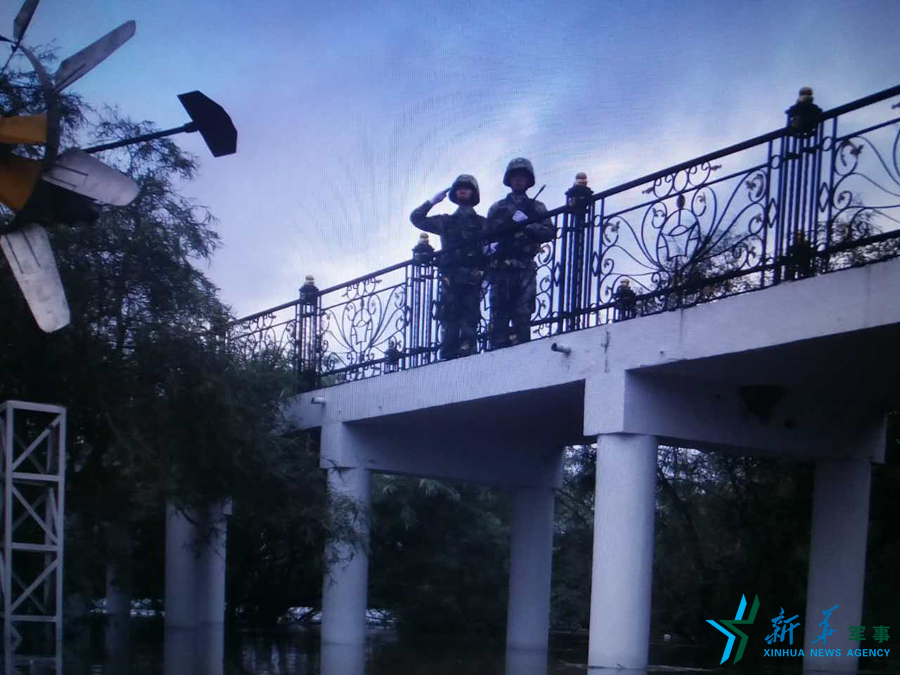 &uarr;中秋佳節，珍寶島的官兵在洪水中的堅守。