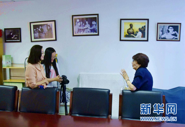 播音室里跟打仗一樣。從夜不能寐的緊張，到全神貫注的投入，用良好的習(xí)慣和過硬的專業(yè)素質(zhì)來化險為夷。