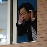 記者會現場調音師&ldquo;俯耳聽音&rdquo;