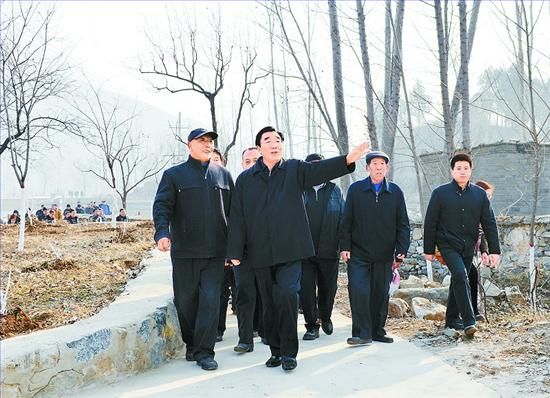 11月27日，省委書(shū)記、省人大常委會(huì)主任張慶黎到加強(qiáng)基層建設(shè)年活動(dòng)聯(lián)系點(diǎn)淶水縣悟空寺村看望慰問(wèn)村民，向當(dāng)?shù)馗刹咳罕娦v黨的十八大精神。這是張慶黎在悟空寺村詳細(xì)了解村容村貌的建設(shè)情況。郭昭 攝