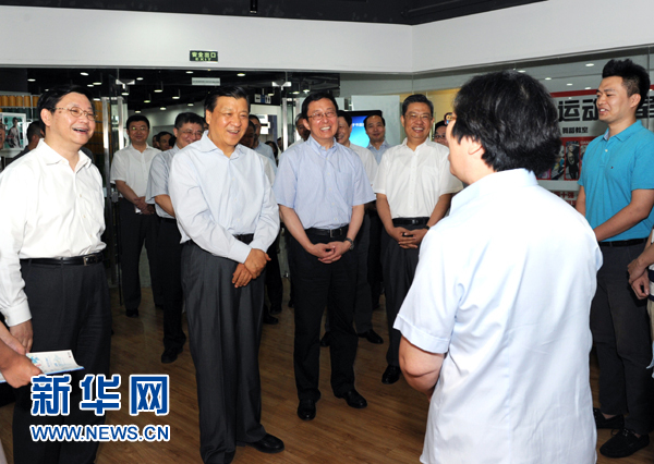 這是7月22日，劉云山在上海市靜安區(qū)就樓宇黨建工作進行調(diào)研。新華社記者 饒愛民 攝 