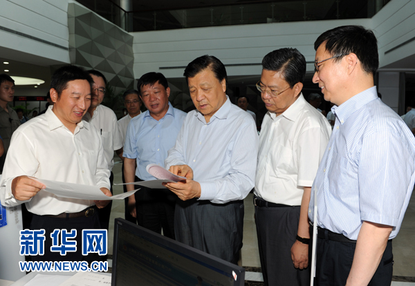  7月22日至23日，中共中央政治局常委、中央書記處書記劉云山在上海調(diào)研。這是7月22日，劉云山在中國（上海）自貿(mào)試驗區(qū)外高橋綜合服務大廳調(diào)研。新華社記者 饒愛民 攝 