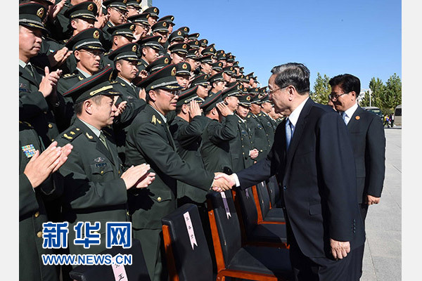 這是俞正聲等赴南疆軍區(qū)慰問，會(huì)見官兵代表。新華社記者 饒愛民 攝