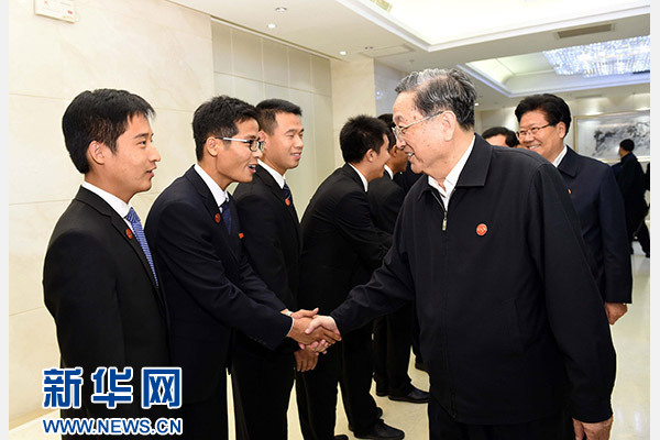 這是俞正聲會(huì)見在喀什地區(qū)鄉(xiāng)鎮(zhèn)工作的內(nèi)地高校畢業(yè)生代表。新華社記者 饒愛民 攝