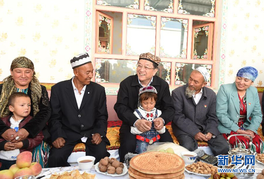 9月27日，中共中央政治局常委、全國政協主席、中央代表團團長俞正聲率中央代表團部分成員赴喀什地區莎車縣看望各族干部群眾。這是俞正聲在莎車縣艾力西湖鎮21村看望維吾爾族村民阿布來提&middot;阿不力孜一家。新華社記者 高潔 攝