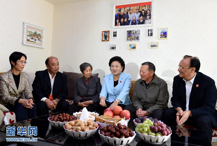 9月27日，中共中央政治局委員、國務院副總理、中央代表團副團長劉延東率中央代表團分團，帶著黨中央、國務院的親切關懷和全國各族人民的深切情誼，來到和田地區(qū)、阿克蘇地區(qū)慰問各族干部群眾，并祝賀大家中秋節(jié)快樂。這是劉延東來到新疆生產(chǎn)建設兵團第一師五團團場退休職工包春祥家中慰問。新華社記者 張領 攝