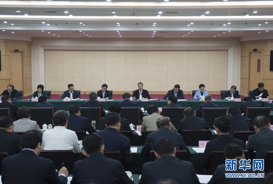 10月22日至23日，中共中央政治局常委、國務(wù)院副總理張高麗在山東調(diào)研扶貧工作情況。這是10月23日，張高麗在菏澤市主持召開扶貧工作座談會。 新華社記者 王曄 攝