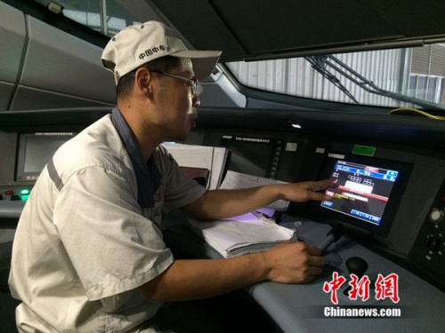 中車青島四方機車車輛股份有限公司高鐵調試高級技師周勇在演示調試過程。中新網 邱宇 攝