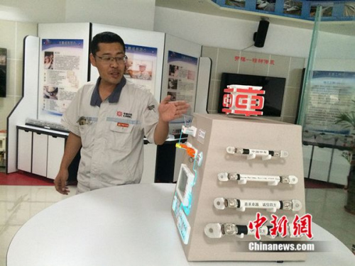 周勇在工作室介紹他制作的模型。中新網 邱宇 攝