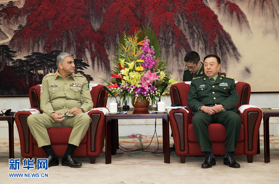 3月16日，中央軍委副主席范長(zhǎng)龍會(huì)見(jiàn)來(lái)訪的巴基斯坦陸軍參謀長(zhǎng)巴杰瓦。   新華社記者琚振華攝