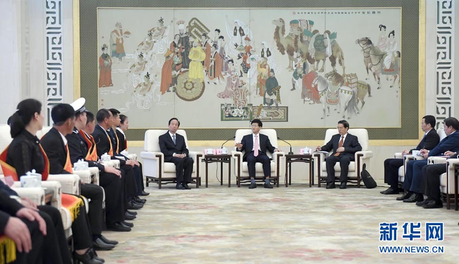 4月24日，第十三屆全國見義勇為英雄模范表彰大會(huì)在北京人民大會(huì)堂召開。會(huì)前，中共中央政治局委員、中央政法委書記孟建柱與見義勇為英雄模范及家屬代表座談。國務(wù)委員、公安部部長郭聲琨出席座談會(huì)并在表彰大會(huì)上講話。新華社記者 張鐸 攝