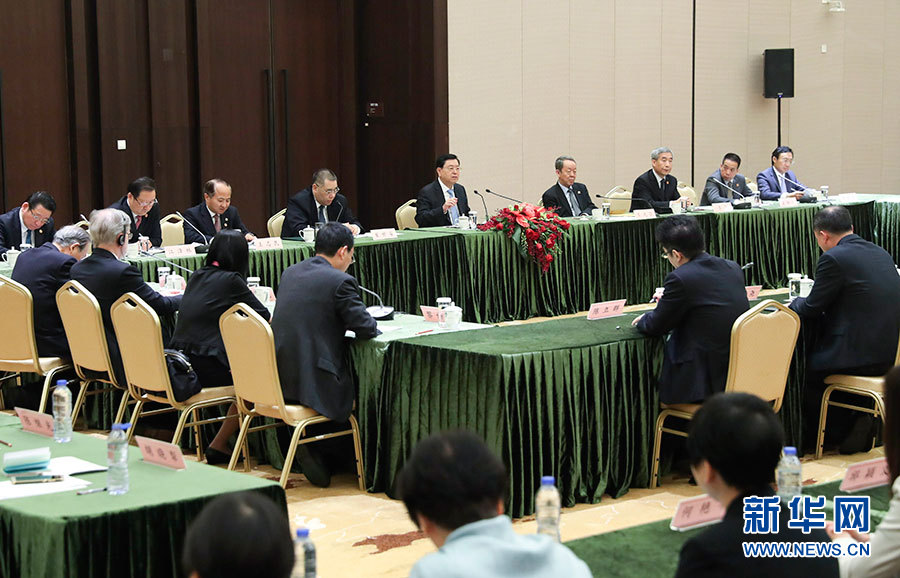 5月8日至10日，中共中央政治局常委、全國人大常委會委員長張德江視察澳門特別行政區。這是5月10日，張德江與教育工作者和學生代表座談。新華社記者 龐興雷 攝