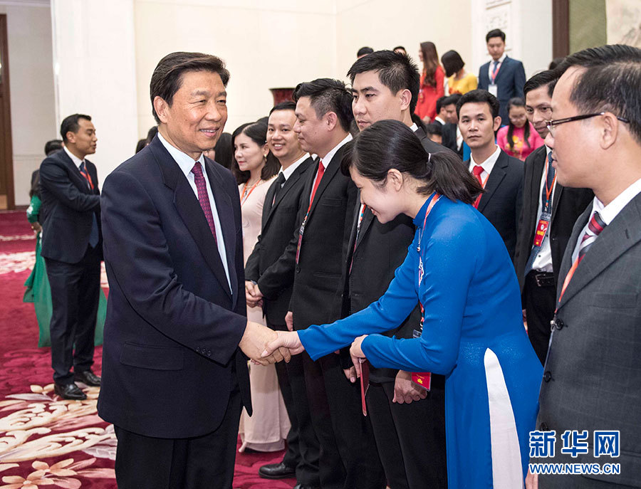 5月22日，中共中央政治局委員、國(guó)家副主席李源潮在北京會(huì)見(jiàn)越南胡志明共青團(tuán)中央書(shū)記處第一書(shū)記黎國(guó)鋒率領(lǐng)的越南青年代表團(tuán)。 新華社記者李濤 攝