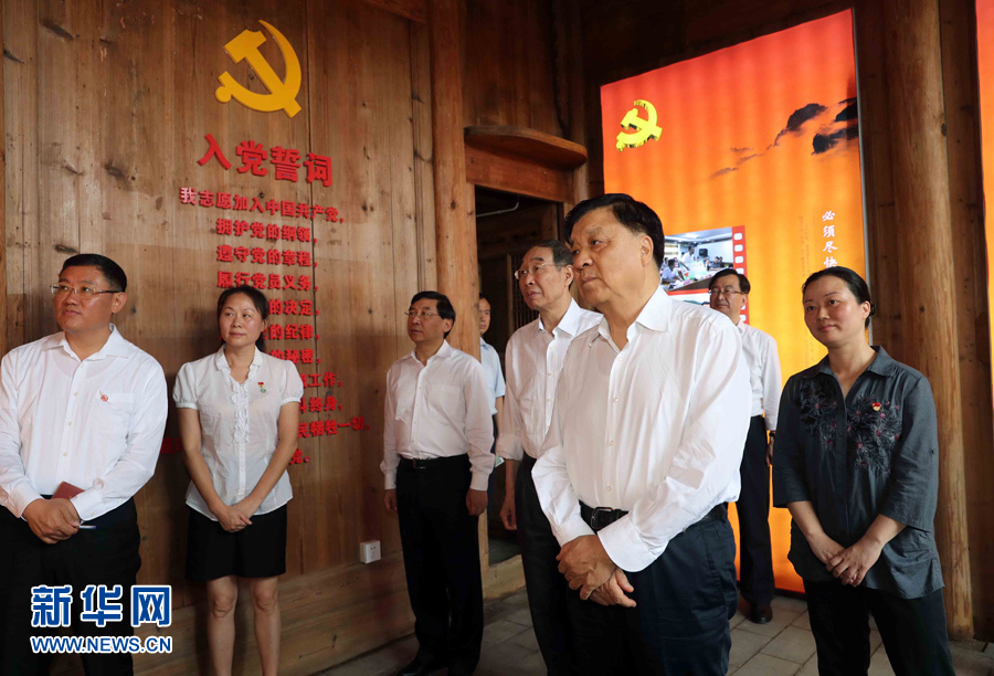 6月8日至10日，中共中央政治局常委、中央書記處書記劉云山在福建調研。這是6月9日，劉云山專程來到政和縣石圳村，深入了解廖俊波的事跡。新華社記者 劉衛兵 攝