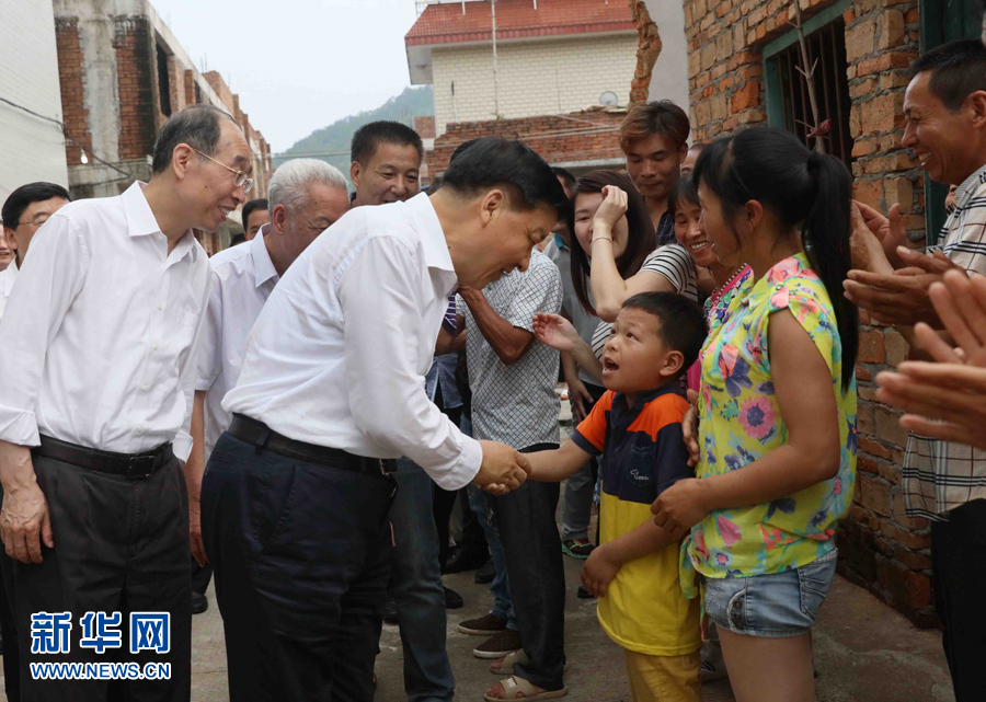 6月8日至10日，中共中央政治局常委、中央書記處書記劉云山在福建調研。這是6月9日，劉云山在福安市溪邳村走訪群眾家庭。新華社記者 劉衛兵 攝