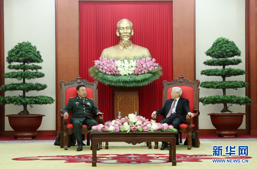 6月18日，在越南首都河內，正在越南訪問的中央軍委副主席范長龍（左）會見越共中央總書記阮富仲。 新華社發（李曉偉攝） 