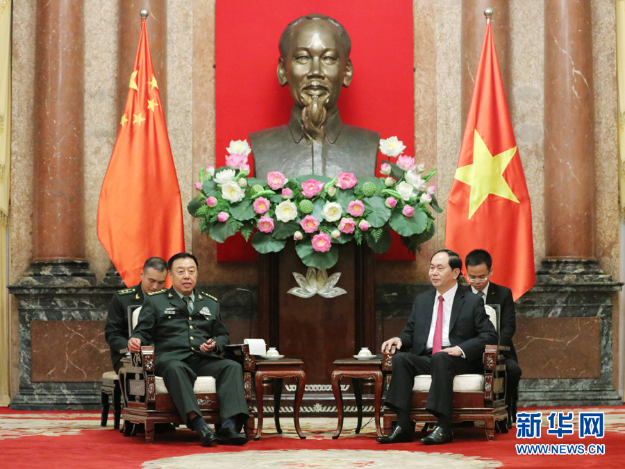 6月18日，在越南首都河內，正在越南訪問的中央軍委副主席范長龍（左前）會見越南國家主席陳大光（右前）。 新華社發（李曉偉攝）