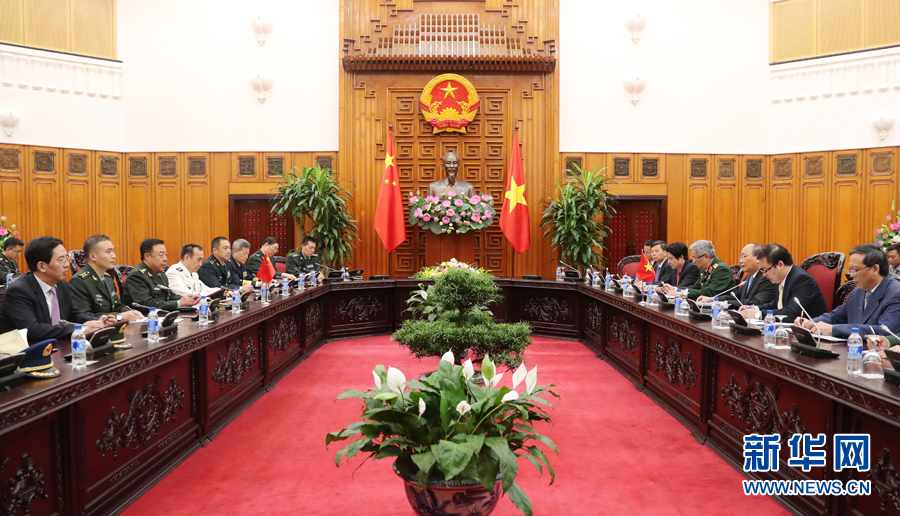 6月18日，在越南首都河內，正在越南訪問的中央軍委副主席范長龍（左三）會見越南政府總理阮春福（右三）。 新華社發（李曉偉攝）