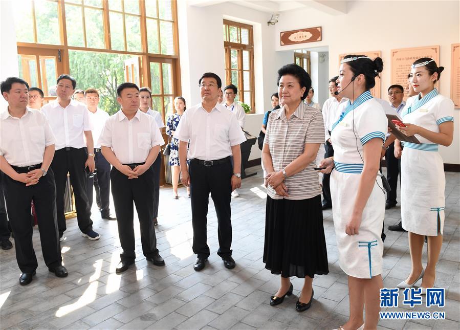 6月25日，全國民族團(tuán)結(jié)進(jìn)步創(chuàng)建經(jīng)驗(yàn)交流現(xiàn)場會(huì)在內(nèi)蒙古興安盟召開，中共中央政治局委員、國務(wù)院副總理劉延?xùn)|出席會(huì)議并講話。在內(nèi)蒙古期間，劉延?xùn)|考察內(nèi)蒙古人民代表會(huì)議舊址即“五一會(huì)址”，深入社區(qū)看望各族干部群眾。這是劉延?xùn)|考察“五一會(huì)址”。新華社記者 陳曄華 攝