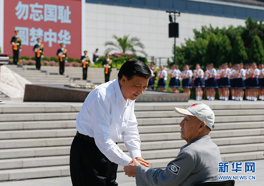 7月7日，紀念全民族抗戰爆發80周年儀式在中國人民抗日戰爭紀念館舉行。中共中央政治局常委、中央書記處書記劉云山出席儀式并講話。這是儀式開始前，劉云山與老八路代表握手。新華社記者崔新鈺攝