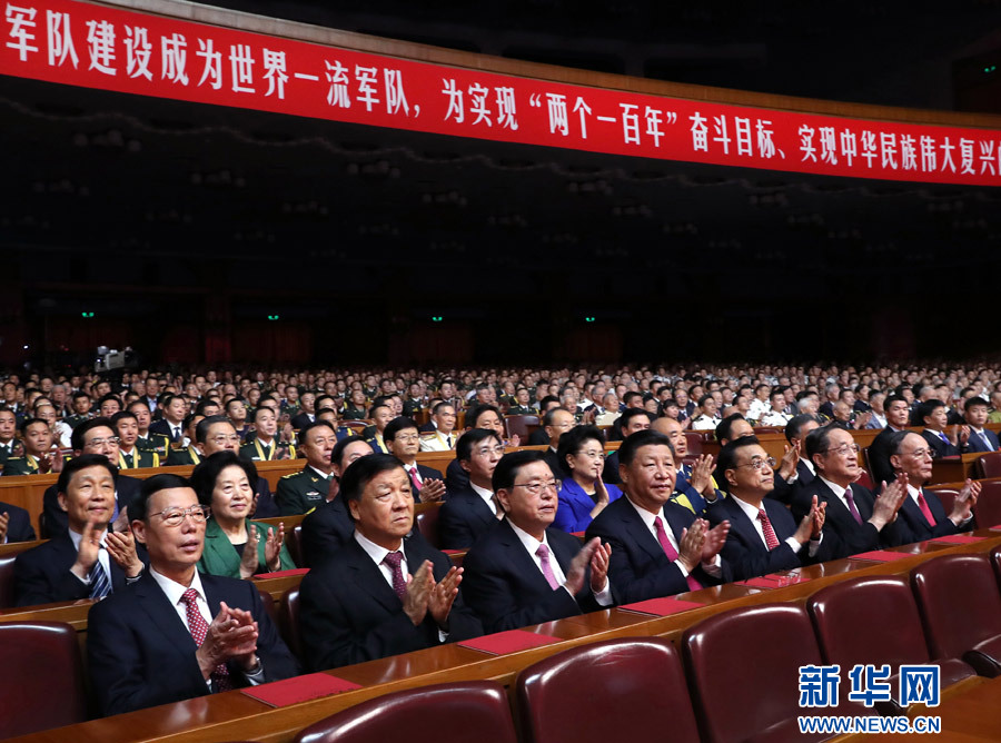 7月28日，慶祝中國人民解放軍建軍90周年文藝晚會《在黨的旗幟下》在北京人民大會堂舉行。中共中央總書記、國家主席、中央軍委主席習近平和李克強、張德江、俞正聲、劉云山、王岐山、張高麗等黨和國家領導人，與首都3000多名各界群眾一起觀看演出。新華社記者 馬占成 攝
