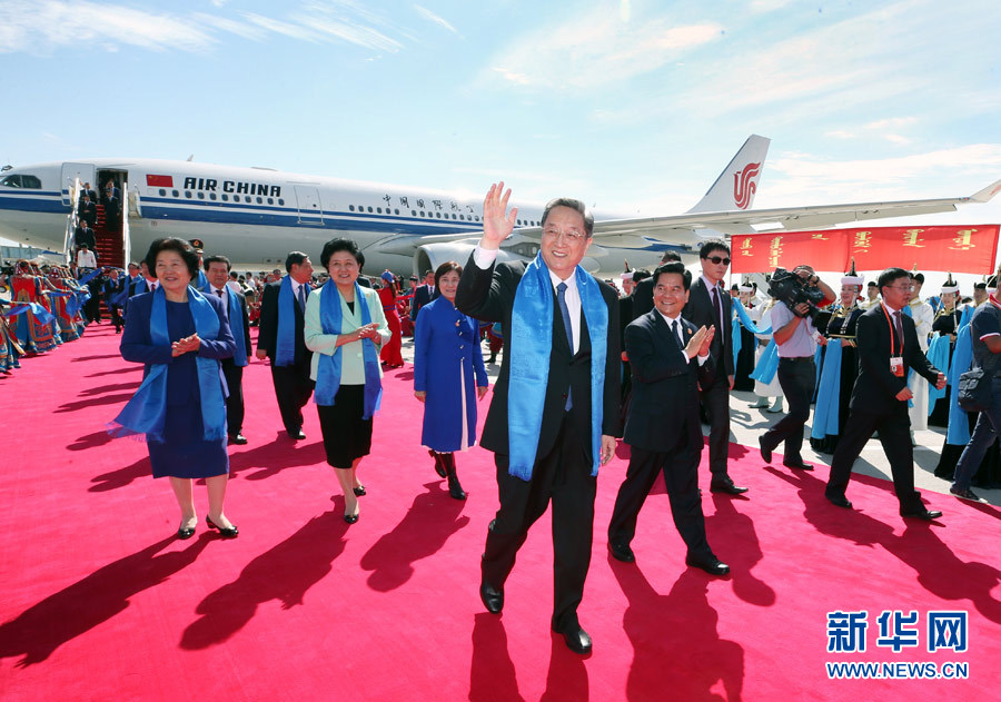 8月7日，以中共中央政治局常委、全國政協(xié)主席俞正聲為團(tuán)長的中央代表團(tuán)飛抵呼和浩特，出席內(nèi)蒙古自治區(qū)成立70周年慶祝活動(dòng)。中央代表團(tuán)在機(jī)場受到內(nèi)蒙古各族群眾的熱烈歡迎。新華社記者 姚大偉 攝
