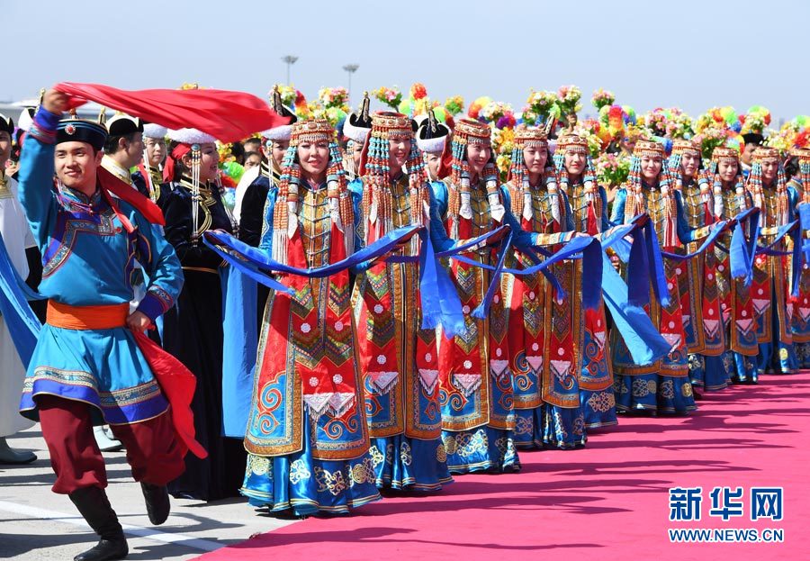 8月7日，以中共中央政治局常委、全國政協(xié)主席俞正聲為團(tuán)長的中央代表團(tuán)飛抵呼和浩特，出席內(nèi)蒙古自治區(qū)成立70周年慶祝活動(dòng)。中央代表團(tuán)在機(jī)場受到內(nèi)蒙古各族群眾的熱烈歡迎。新華社記者 張領(lǐng) 攝