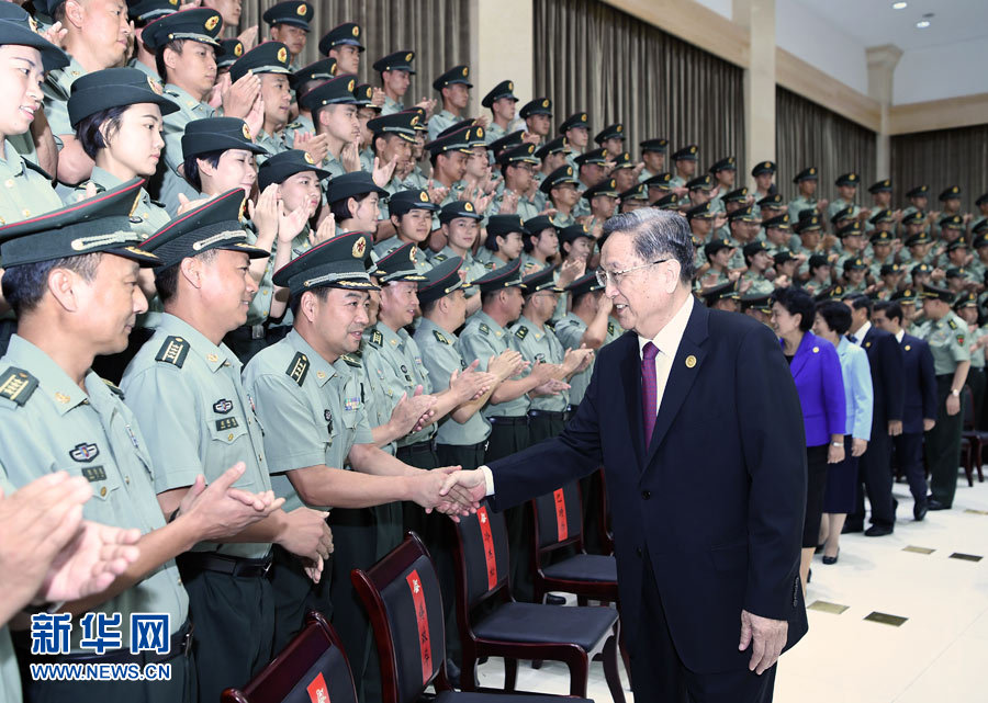 8月7日，中共中央政治局常委、全國(guó)政協(xié)主席、中央代表團(tuán)團(tuán)長(zhǎng)俞正聲率代表團(tuán)部分成員分別赴內(nèi)蒙古軍區(qū)、武警內(nèi)蒙古總隊(duì)、武警內(nèi)蒙古森林總隊(duì)慰問(wèn)，并會(huì)見(jiàn)自治區(qū)政法干警代表。這是俞正聲會(huì)見(jiàn)內(nèi)蒙古軍區(qū)指戰(zhàn)員。新華社記者 張領(lǐng) 攝