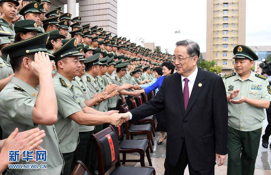 8月7日，中共中央政治局常委、全國(guó)政協(xié)主席、中央代表團(tuán)團(tuán)長(zhǎng)俞正聲率代表團(tuán)部分成員分別赴內(nèi)蒙古軍區(qū)、武警內(nèi)蒙古總隊(duì)、武警內(nèi)蒙古森林總隊(duì)慰問(wèn)，并會(huì)見(jiàn)自治區(qū)政法干警代表。這是俞正聲會(huì)見(jiàn)武警內(nèi)蒙古總隊(duì)官兵。新華社記者 張領(lǐng) 攝