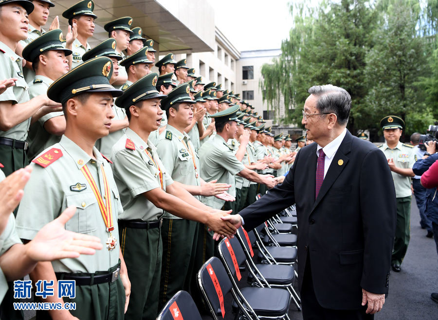 8月7日，中共中央政治局常委、全國(guó)政協(xié)主席、中央代表團(tuán)團(tuán)長(zhǎng)俞正聲率代表團(tuán)部分成員分別赴內(nèi)蒙古軍區(qū)、武警內(nèi)蒙古總隊(duì)、武警內(nèi)蒙古森林總隊(duì)慰問(wèn)，并會(huì)見(jiàn)自治區(qū)政法干警代表。這是俞正聲會(huì)見(jiàn)武警內(nèi)蒙古森林總隊(duì)官兵。新華社記者 張領(lǐng) 攝