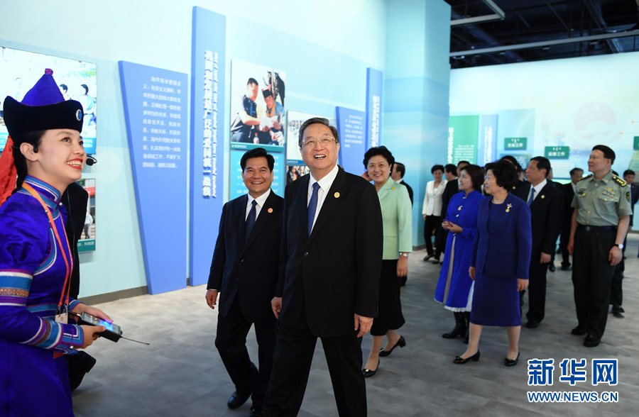 8月7日，中共中央政治局常委、全國政協(xié)主席、中央代表團(tuán)團(tuán)長俞正聲率代表團(tuán)全體成員來到內(nèi)蒙古展覽館，參觀《守望相助團(tuán)結(jié)奮斗——慶祝內(nèi)蒙古自治區(qū)成立70周年展覽》。 新華社記者 張領(lǐng) 攝