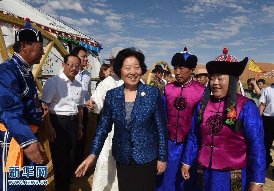 8月10日，中共中央政治局委員、中央統戰部部長、中央代表團副團長孫春蘭率中央代表團三分團繼續在內蒙古自治區阿拉善盟看望慰問，把以習近平同志為核心的黨中央的親切關懷和全國各族人民的美好祝福帶給阿拉善各族各界干部群眾。這是孫春蘭在牧民張輝生（右二）家了解生產生活情況。新華社記者 任軍川 攝