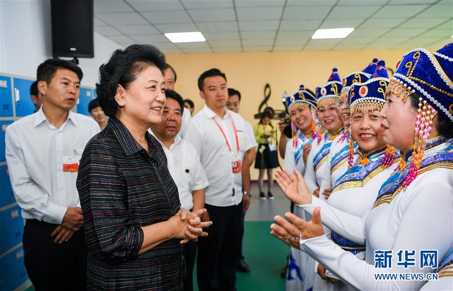 8月11日，中共中央政治局委員、國務(wù)院副總理、中央代表團(tuán)副團(tuán)長劉延?xùn)|率中央代表團(tuán)二分團(tuán)，看望慰問烏蘭察布各族干部群眾，轉(zhuǎn)達(dá)以習(xí)近平同志為核心的黨中央的親切關(guān)懷和全國人民的美好祝愿。這是劉延?xùn)|在考察察哈爾社區(qū)時(shí)與居民們親切交談。新華社記者 連振 攝