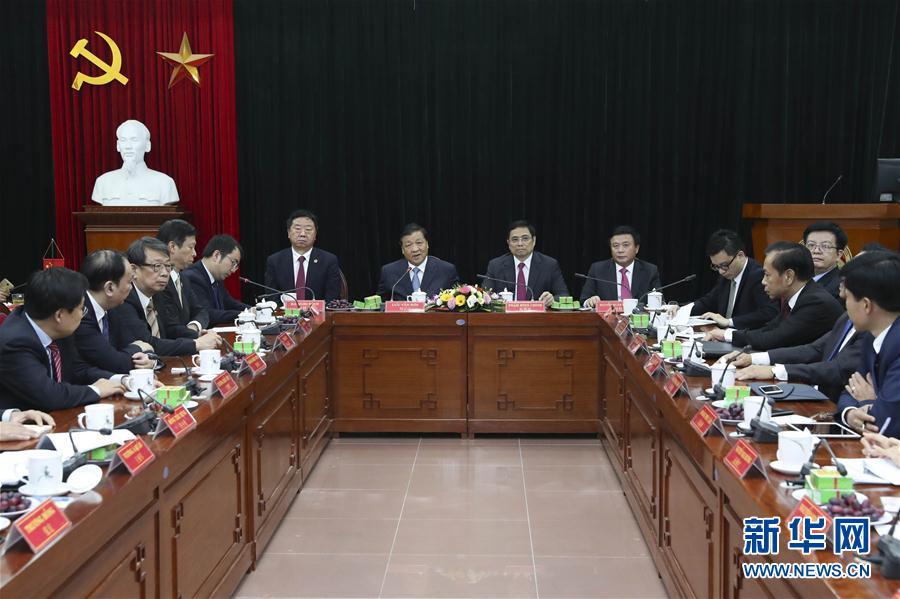 應(yīng)越南共產(chǎn)黨邀請(qǐng)，中共中央政治局常委、中央書記處書記劉云山9月18日至19日對(duì)越南進(jìn)行正式訪問(wèn)。這是9月19日，劉云山在越共中央政治局委員范明政陪同下考察胡志明國(guó)家政治學(xué)院，并與曾赴華考察交流的越方學(xué)員代表進(jìn)行座談。 新華社記者龐興雷 攝