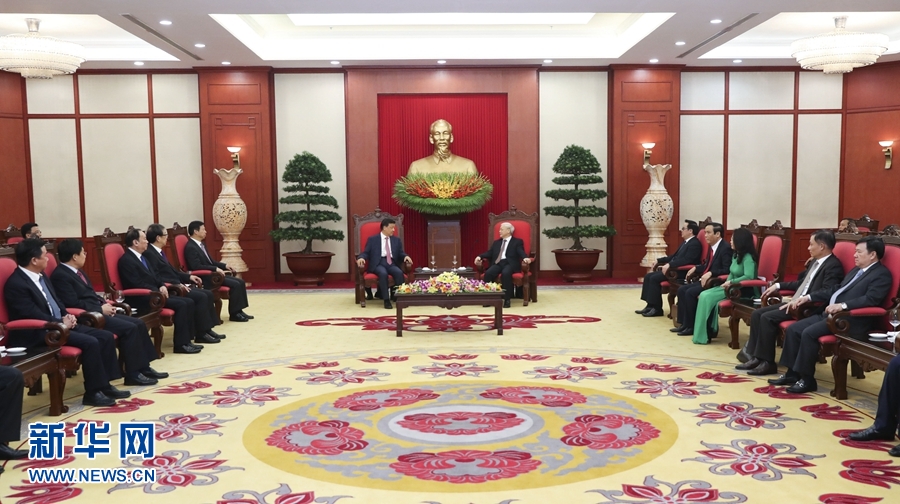 應(yīng)越南共產(chǎn)黨邀請(qǐng)，中共中央政治局常委、中央書記處書記劉云山9月18日至19日對(duì)越南進(jìn)行正式訪問(wèn)。這是9月18日，劉云山在河內(nèi)會(huì)見(jiàn)越共中央總書記阮富仲。 新華社記者 龐興雷 攝