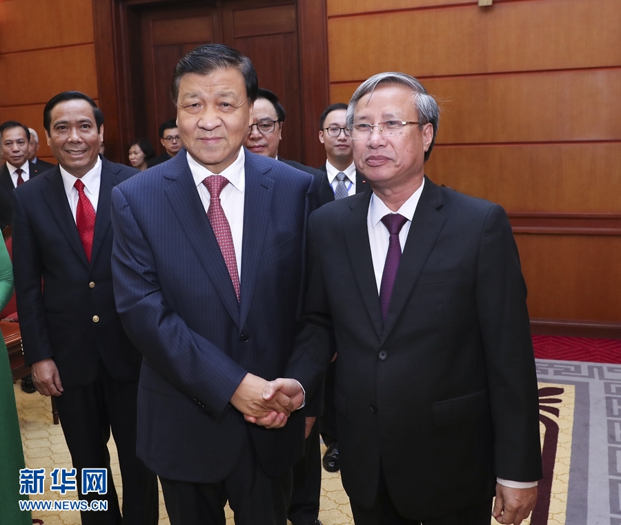 應(yīng)越南共產(chǎn)黨邀請(qǐng)，中共中央政治局常委、中央書記處書記劉云山9月18日至19日對(duì)越南進(jìn)行正式訪問(wèn)。這是9月18日，劉云山在河內(nèi)與越共中央政治局委員陳國(guó)旺舉行會(huì)談。 新華社記者 龐興雷 攝