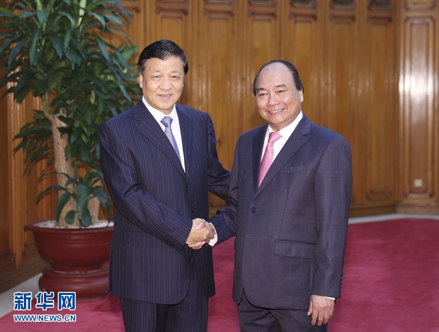 應(yīng)越南共產(chǎn)黨邀請(qǐng)，中共中央政治局常委、中央書記處書記劉云山9月18日至19日對(duì)越南進(jìn)行正式訪問(wèn)。這是9月19日，劉云山在河內(nèi)會(huì)見(jiàn)越南總理阮春福。 新華社記者 丁林 攝