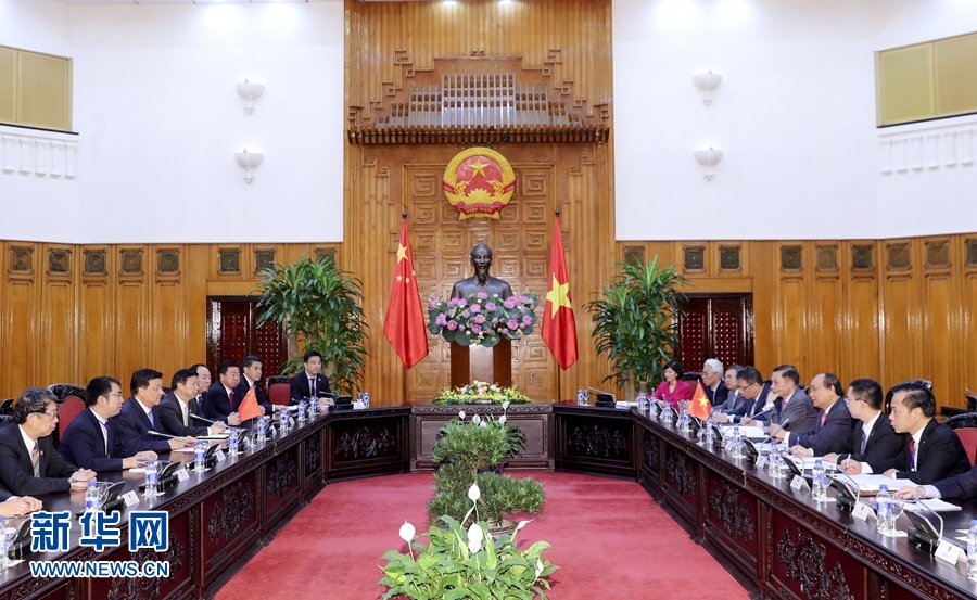 應(yīng)越南共產(chǎn)黨邀請(qǐng)，中共中央政治局常委、中央書記處書記劉云山9月18日至19日對(duì)越南進(jìn)行正式訪問(wèn)。這是9月19日，劉云山在河內(nèi)會(huì)見(jiàn)越南總理阮春福。 新華社記者 丁林 攝