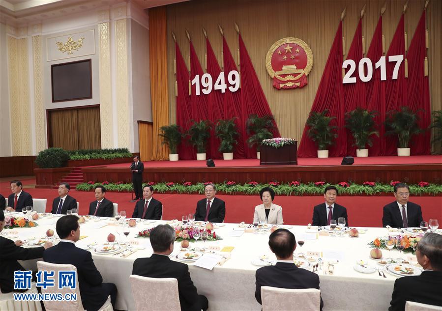 9月28日，全國政協辦公廳、中共中央統戰部、國務院僑辦、國務院港澳辦、國務院臺辦在北京人民大會堂聯合舉行國慶招待會。中共中央政治局常委、全國政協主席俞正聲與2800多名港澳臺僑各界代表歡聚一堂，慶祝中華人民共和國成立68周年。這是俞正聲在招待會上致辭。新華社記者 龐興雷 攝